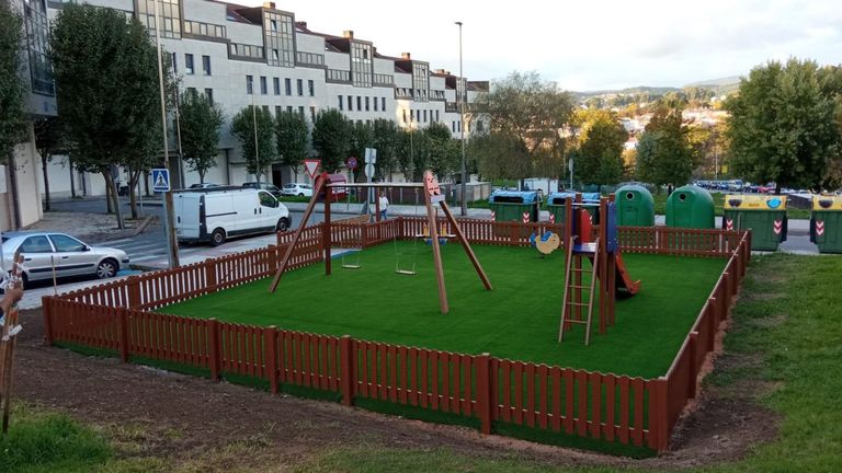 Concluye la ampliación y renovación del parque infantil de la Praza das Regas