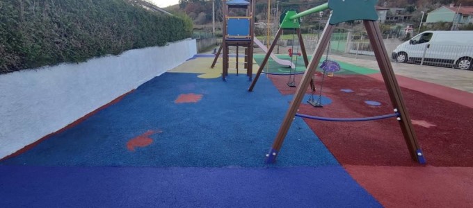 El Concello de Cerdedo-Cotobade inicia en Quireza una campaña de renovación de parques infantiles