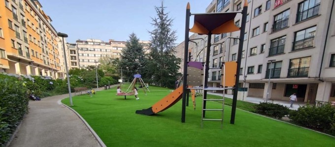 Instalan césped artificial para completar la renovación del parque infantil de Ricardo Portela