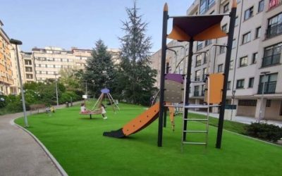Instalan césped artificial para completar la renovación del parque infantil de Ricardo Portela